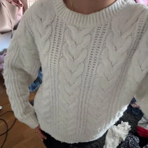 Stickad tröja - Vit jätte mjuk stickad tröja. Tjock stickning vilket ger lyxig känsla.