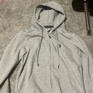 Grå Ralph lauren tröja  - Tröjan har används ungefär 4 gånger och den har inga defekter eller liknande 