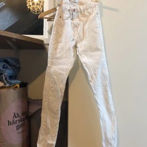 Vita jeans från Gina Tricot - Snygga vita jeans från Gina Tricot i modellen Molly. De är tighta och har en hög midja som ger en smickrande passform. Perfekta för en stilren look. Jeansen är ganska tajta så skulle säga xs💝
