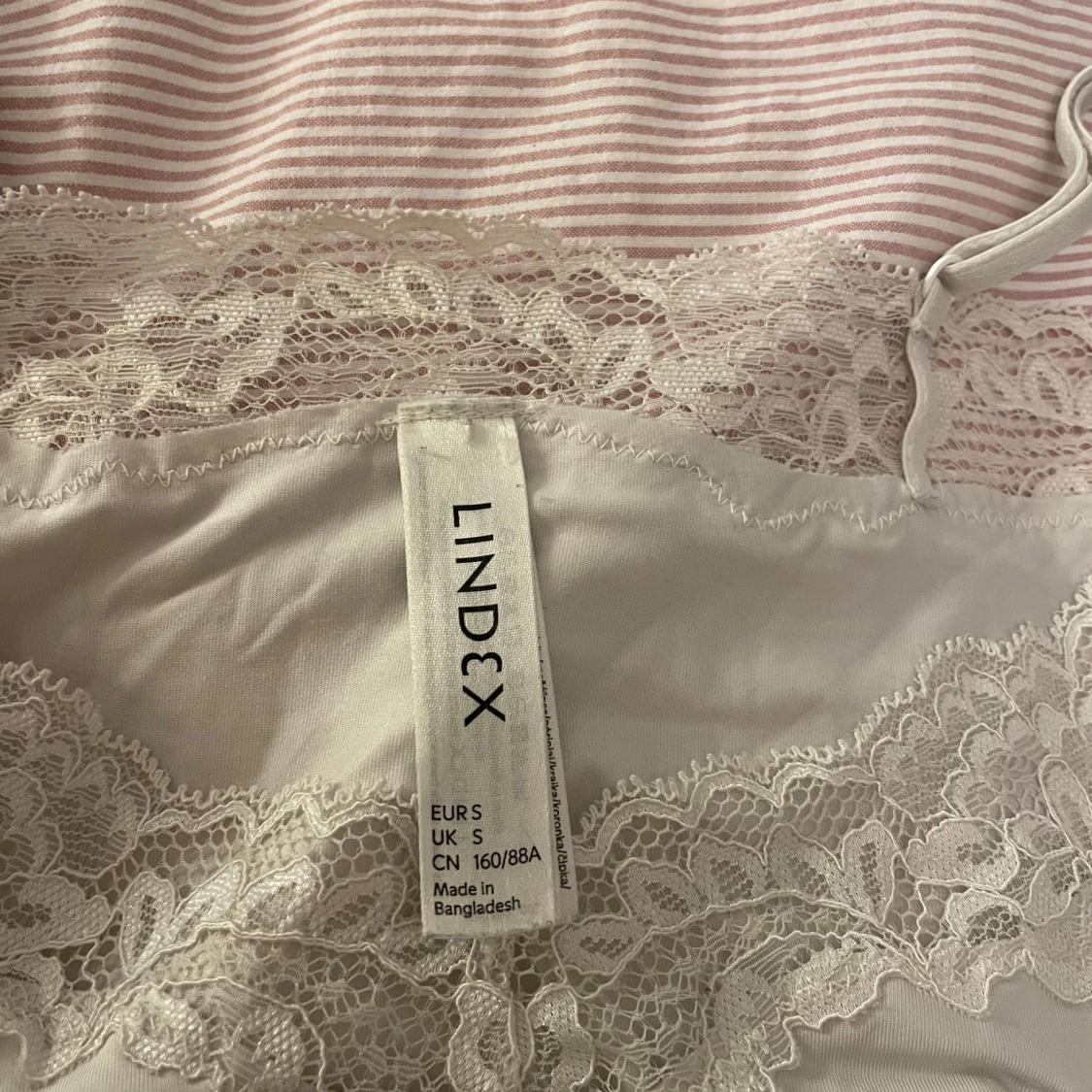 Vit linnetopp med spetsdetaljer från Lindex - 2