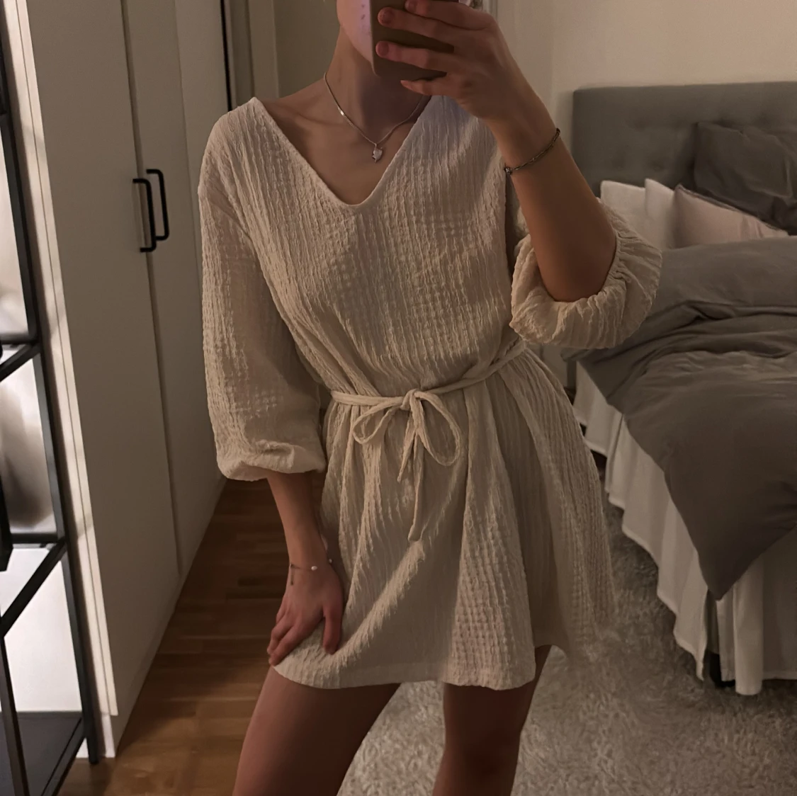 Vit klänning med knytband - 90