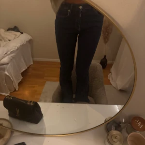Mörkblå jeans - Sjukt snygga midwaist jeans från mango! Aldrig använda! Köpta för 600.