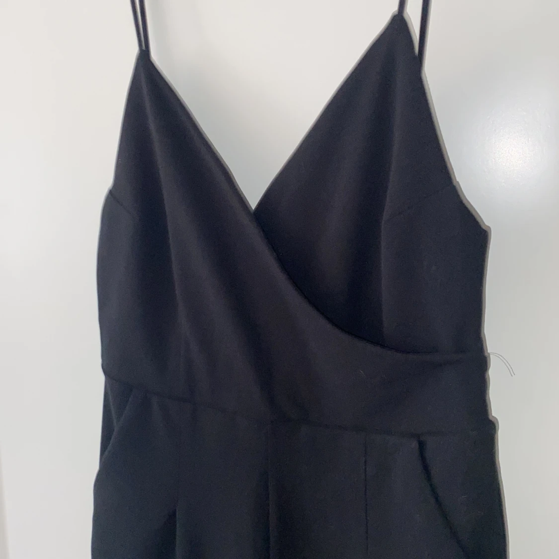 Svart byxdress med smala axelband - 90