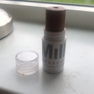 Brownzerstick från Milk Makeup - Praktisk brownzerstick från Milk Makeup i en kompakt och lättanvänd förpackning. Perfekt för att jämna ut hudtonen och ge en naturlig finish. Enkel att ta med i väskan för touch-ups under dagen.