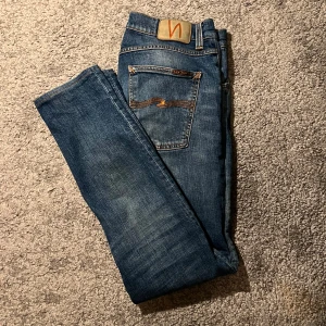 Nudie Jeans - Nu säljer vi dessa tvär feta Nudies! modell, Lean Dean👖 Storlek 31/32. Skick 9/10.| Ny pris 1600kr, vårat pris 620kr |Perfekt nu i vintern och inför hösten!🍁| Pris kan diskuteras vid snabb affär och om du har några fler frågor är det bara att kontakta oss!✅|