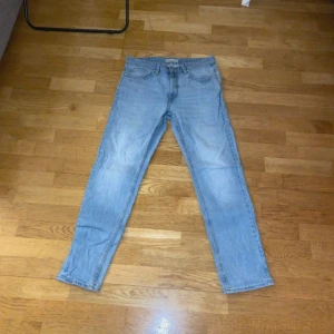 jeans från H&M - Bra skick förutom ett hål som syns i sista bilden. (går säkert att sy ihop) annars felfria! STORLEK 33&32