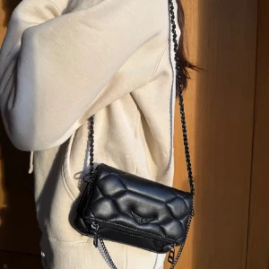 Svart quiltad axelväska med kedja - Snygg svart väska från Zadig, den har gott sönder lite i axelbandet men inget som märks skriv om ni undrar nåt❤️