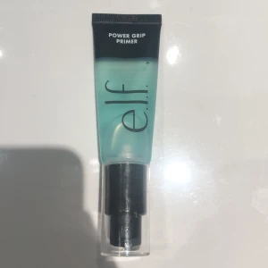 Power Grip Primer från e.l.f. - Power Grip Primer från e.l.f. i en genomskinlig tub med svart lock. Denna primer hjälper sminket att sitta längre och ger en jämn bas. Perfekt för att förbereda huden innan applicering av foundation eller annan makeup köptes för 260kr säljer för 125 endast andvänd 2-3gånger!.