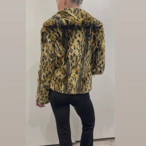 Leopardmönstrad pälsjacka från Rinascimento - Säljer en snygg vintage leopardmönstrad pälsjacka från Rinascimento, italienskt märke. Nypris cirka 3000 kr. En hank fram till så att man kan knäppa. Passar från XS-M. 