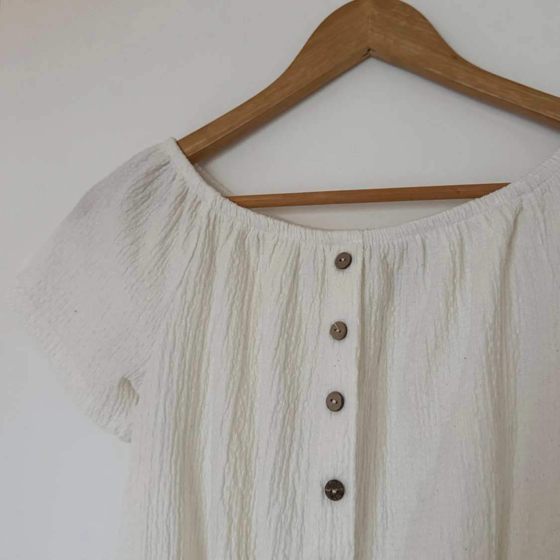 Vit offshoulder topp med knappar - 90