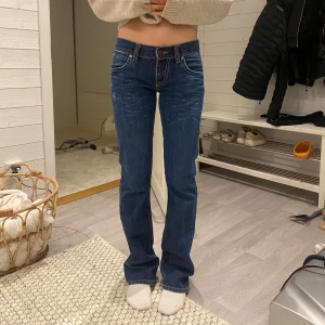 lågmidjade bootcut-jeans med fickor - Jättesnygga jeans köpta second hand, därav står det ej storlek, passar någon med storlek 34/36, knappt använda ! 