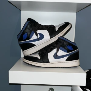 Jorden 1 Racer Blue - Snygga Jordans 1, blåa och vita. Skorna har klassisk snörning och en ikonisk design med Nike-loggan på sidan. Perfekta för sneakerheads som vill ha en stilren look. Priset är inte hugget i sten🍾