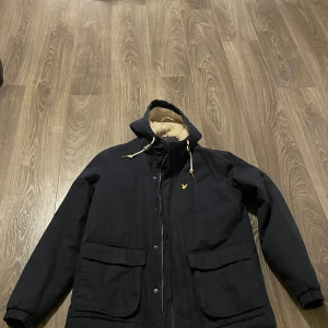 Lyle & Scott Jacka - Stileren navy Lyle & Scott jacka. Kan användas för vår, höst. Varm och skön inne med värme material. Mycket skön. Använd 2-3 gånger. Vid intresse är det enbart att meddela. Storlek L. Köpt för 1500kr