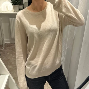 Stickad cashmire tröja  - Super skön cashmire tröja, litet hål nära mudden nere på tröjan men de är inget man tänker på