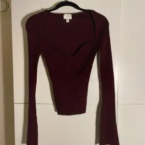Ribbad tröja från hm med jättefin urringning, använd en gång, storlek s
