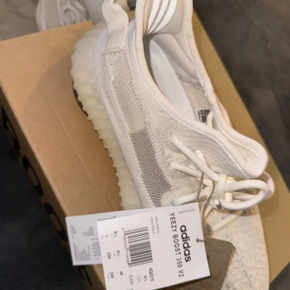 Säljer ett par stilrena Adidas Yeezy Boost 350 V2 i en ljus färg. Skorna har en modern design med snörning och en bekväm sula. Aldrig använda då det är fel storlek. Kengät.