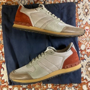 Valentino Rockrunners  - Hej! Säljer nu mina skor från märket Valentino, storlek 43, bra skick dustbag ingår. Tveka inte på att höra av dig om du har frågor eller funderingar kring skorna!