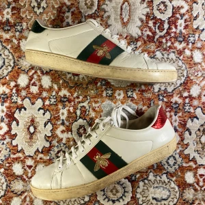 Gucci Skor - Hej! Säljer nu mina skor från märket Gucci, storlek 42, bra skick. Tveka inte på att höra av dig om du har frågor eller funderingar kring skorna!