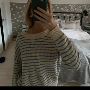 Randig beige och blå tröja från Lexington - Säljer en snygg randig tröja från Lexington i beige och blå. Tröjan är stickad i 100% bomull. 