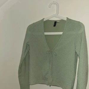 Ljusgrön ribbad kofta från Divided - Mint grön somrig tröja, knappt använd i storlek s🩷