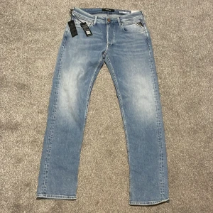 Replay Grover jeans i ljusblå denim - NYA! Snygga Replay Grover jeans i ljusblå denim med straight fit. Klassisk femficksdesign och läderpatch med Replay-logga på baksidan. Perfekta för en avslappnad stil. Jag fick dom i julklapp fast dom var för små. Nypris:1200 kr. Var inte rädd att fråga!
