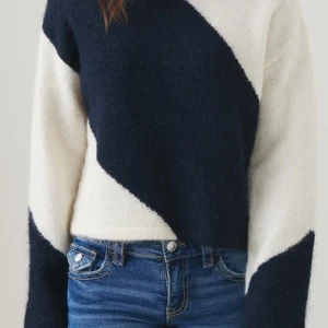 Svart och vit croppad tröja - Säljer en as snygg croppad tröja i typ svart och vitt | trendig från Gina | storlek 164 | kom med bud | passar xs 