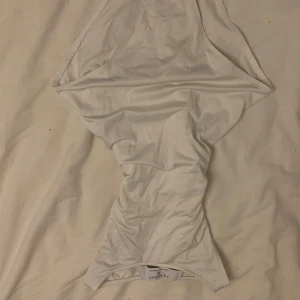 Body - Snygg vit body med enkel design. 