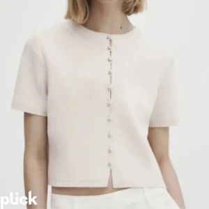 SÖKER - Söker en så här massimo dutti kofta i beige 🌟😜💓💐