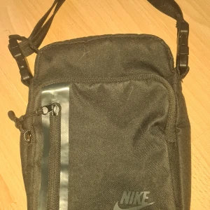 Svart axelväska nike - Säljer nu min svarta nike väska då den bara ligger' använd 1 gång!