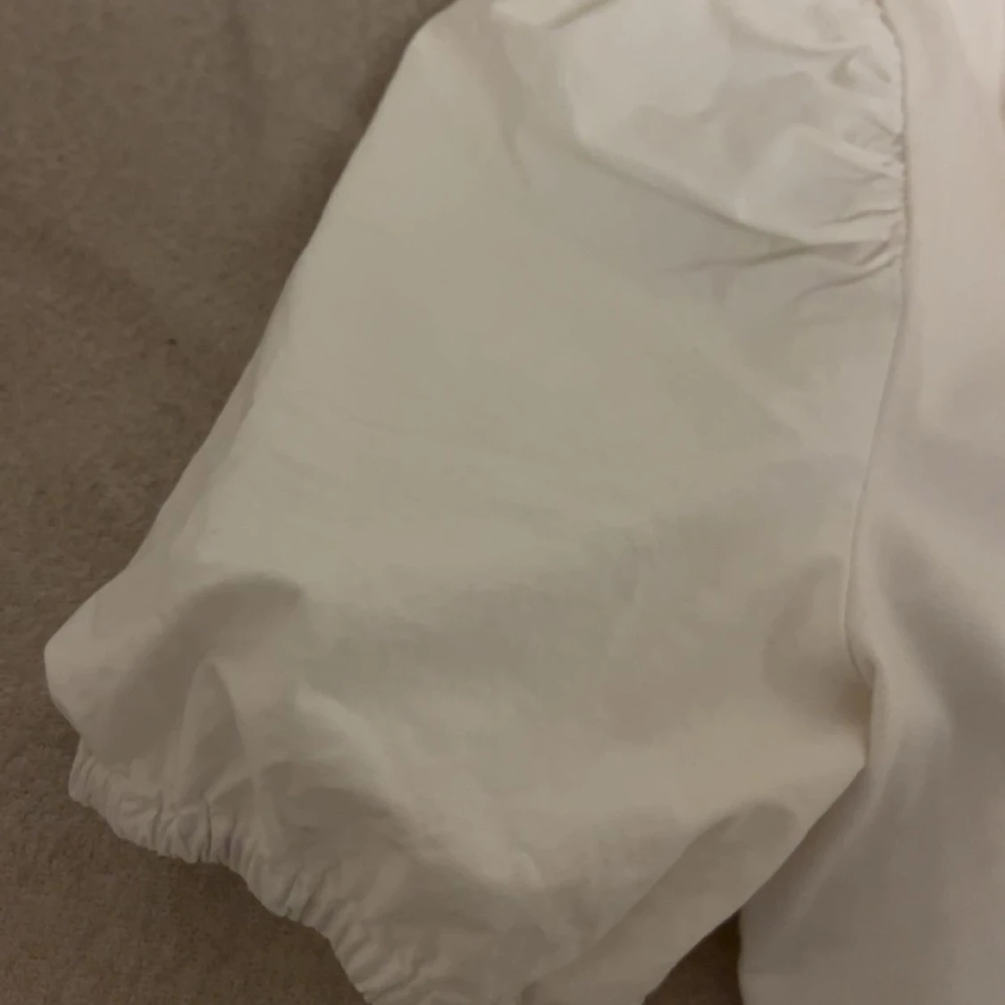 Vit topp med puffärmar  - 92