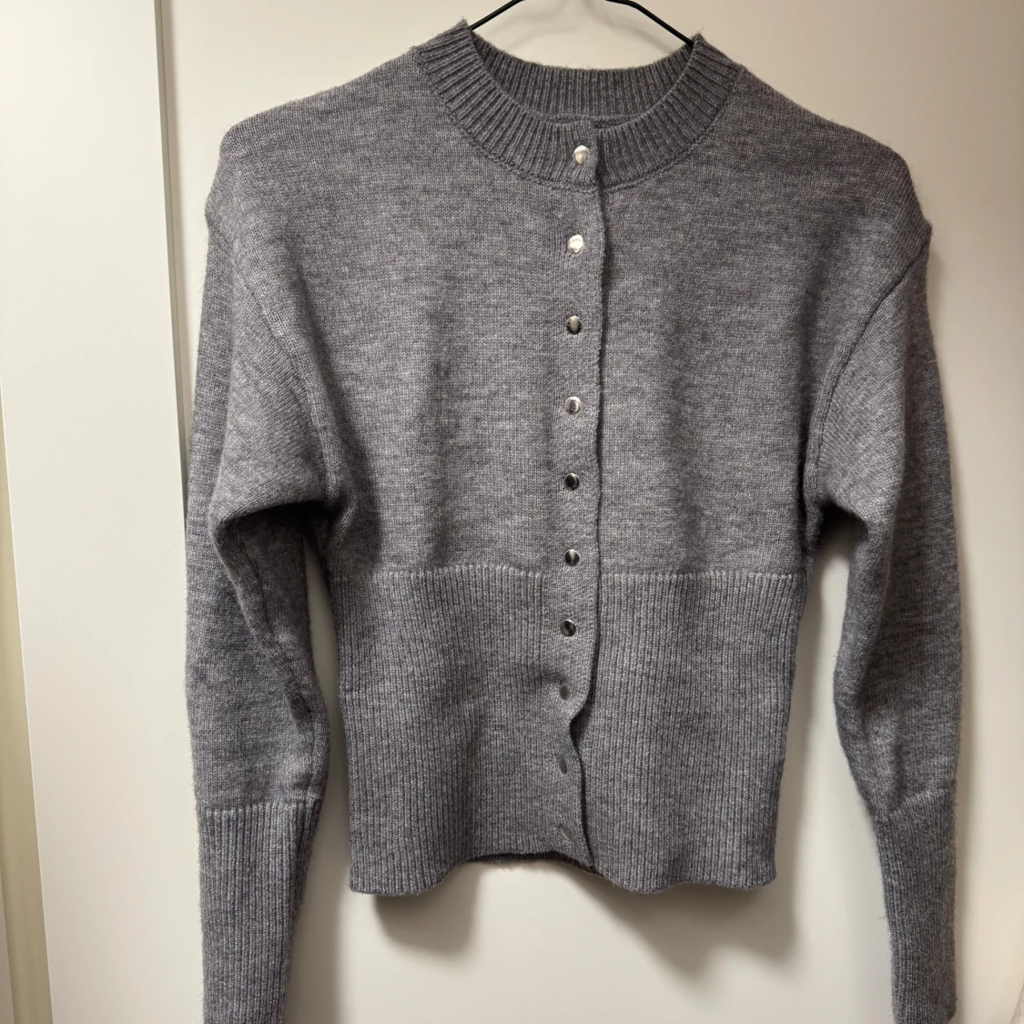 Grå stickad kofta med knappar - 90