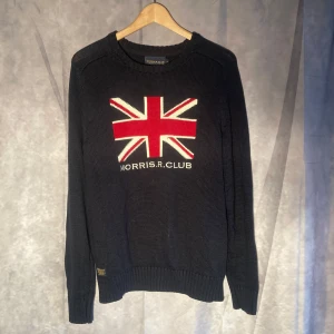 Morris Tröja - Stilren tröja från Morris i storlek M. Sitter snyggt och enligt storlek enligt oss. Sjukt fet tillsammans med en skjorta under🕺