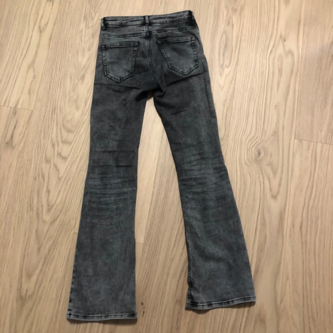 Grå bootcut jeans från Grunt - 91
