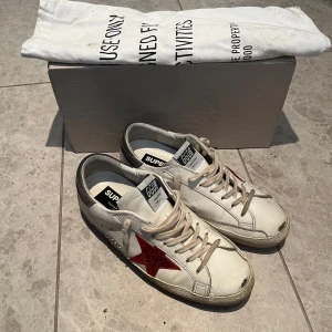 Golden Goose sneakers - Säljer dessa feta Golden Goose i storlek 40 passar mer 41. Köpta i somras men tröttnat på de nu. Skick 7/10 bara ett litet hål i hälen. Perfekta för en trendig och avslappnad stil. Allt og medföljer! Tar inga byten! Kvitto finns!
