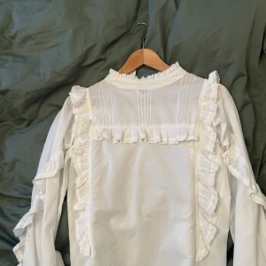 Vit blus från meet me there!!!! - Säljer denna vackra blusen från meet me there! Toppen skick och har bara använts någon enstaka gång. Säljer då jag inte använder den💕Pris går att diskutera. Storleken är XXS/XS så passar båda