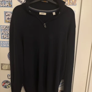 Marinblå Quaterzip Esprit - Säljer nu min stilrena mörkblå 1/4 zip från esprit pga för liten! Stilren och snygg och perfekt nu till våren och sommaren! Använd fåtal gånger och mycket bra skick