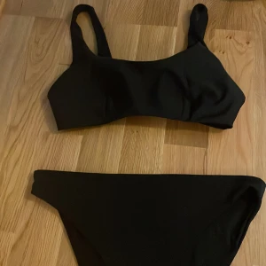 Svart bikini set  - Snygg svart bikini. Båda i storlek M/38 *inga defekter , pris kan diskuteras. Perfekt till sommaren 🌸