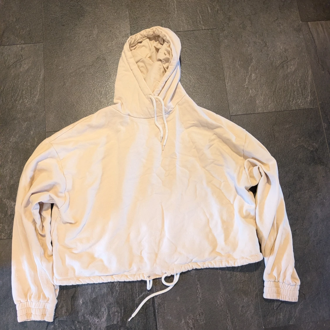 Beige hoodie med dragsko - 1