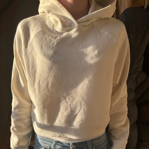Benvit hoodie - Säljer en kroppad, beige hoodie💕använd få få gånger och är i jättebra skick😄