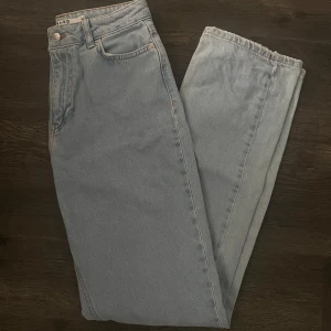 NA-KD jeans - Snygga ljusblå jeans med hög midja och raka ben från NA-KD. De har en dragkedjedetalj vid bensluten. Storlek 36💙 Använda en gång