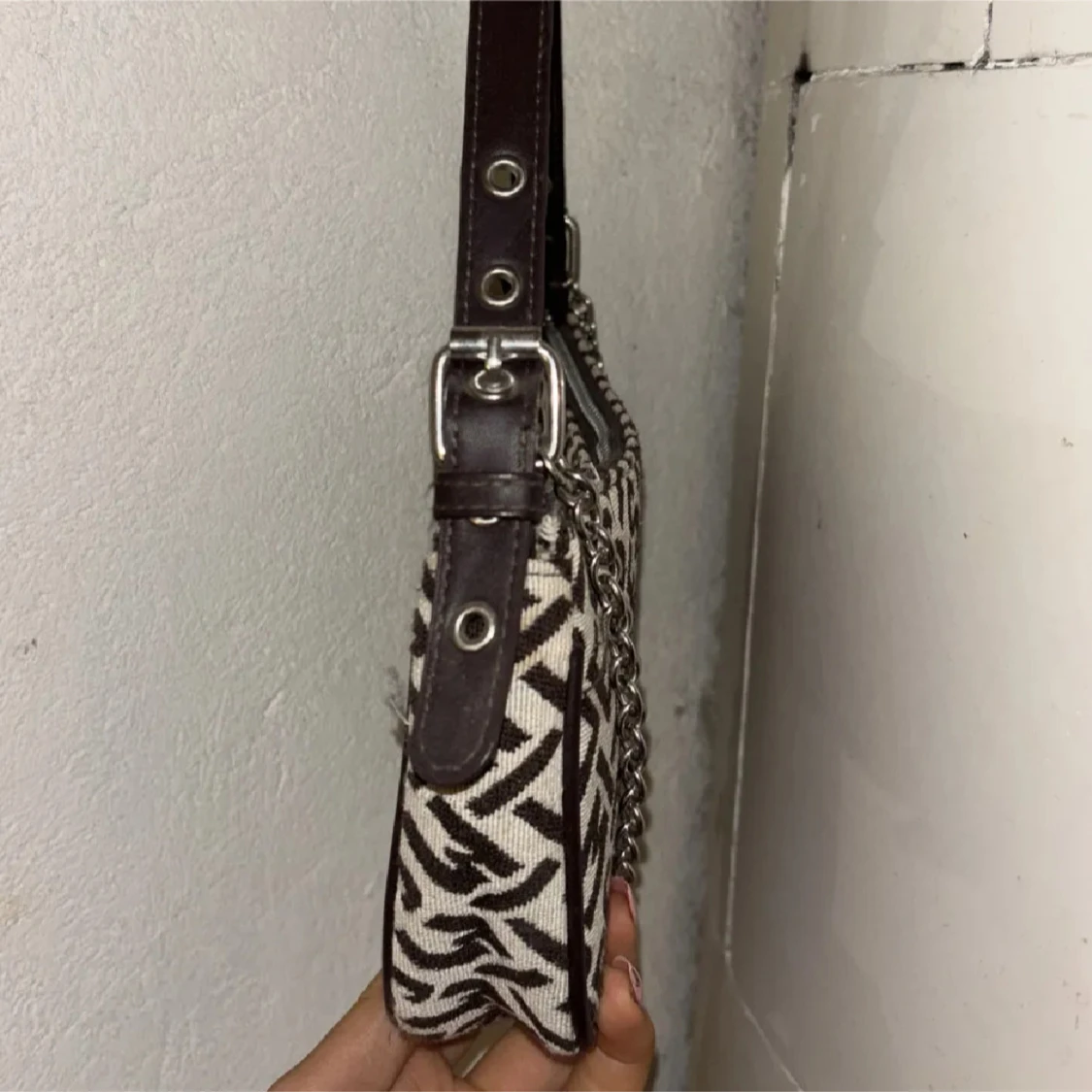 Mönstrad axelväska med kedjedetalj - 91