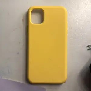 Säljer ett gult mobilskal för iPhone 11 med en enkel och stilren design. Skalet är gjort av syntetmaterial. Perfekt för att ge din mobil en färgglad touch. Det är en liten spricka i ena hörnet som inte märks av💕
