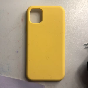 Gult mobilskal - Säljer ett gult mobilskal för iPhone 11 med en enkel och stilren design. Skalet är gjort av syntetmaterial. Perfekt för att ge din mobil en färgglad touch. Det är en liten spricka i ena hörnet som inte märks av💕