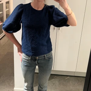 Mörkblå blus från .object - Snygg blå blus från .object med puffiga trekvartsärmar och har en texturerad yta 🪼 ❗️Skriv för fler bilder ❗️ Storlek: XS Nyrpis: ca 350kr