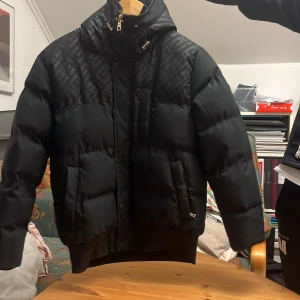 Jacka från glorious gangsta - Bra skick och knappt använd. Den kostade 1400kr när jag köpte den. Men den tar plats och behöver bli av med den, därpå det billiga priset. Går även att pruta. Bild 3 är en päls som man kan sätta på luvan om man vill.