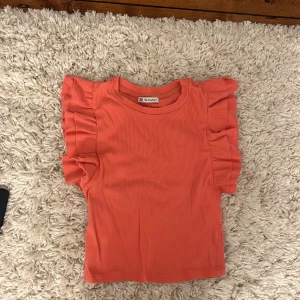 Volang top zara - Jättefin koralfärgad!! top från Zara som jag inte tror säljs längre, köpt för 199 💗💗i stlk M men sitter som S