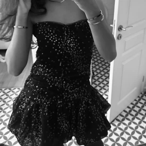 Klänning - Säljer min klänning ifrån Maje. Använd en gång men köpt på Plick. Säljer för 1500❤️🙌