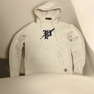 Ralph lauren hoodie - Sjukt fett ralph lauren hoodie i storlek S. Sjukt snygg design och en hoodie som är väldigt svår att få tag på! Kan tänka mig o gå ner i pris vid snabb affär. Hör av dig vid frågor eller funderingar 👋