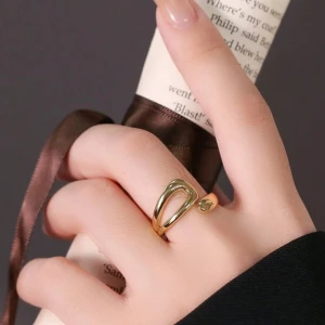 Guldfärgad ring i rostfritt stål - Säljer bara den ringen som är markerad!! Den är justerbar och den är i rostfritt stål alltså tappar ej färgen och man blir inte grön av den!! Skriv för fler frågor eller bilder 💓