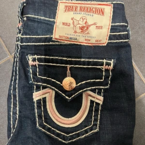 Mörkblå jeans från True Religion - Jag är 1,68 o de är perfekta i längden för mig. På lappen i byxorna står det storlek 27💕